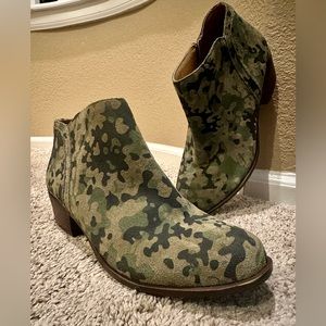 Lucky Brand Barstyn Olive Camo Ankle Boots 7M